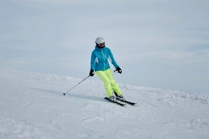 スキーをする女性
